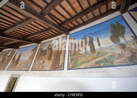 Corridoio delle stigmate con affreschi della vita di San Francesco, Santuario della Verna, chiusi della Verna, Toscana, Italia Foto Stock