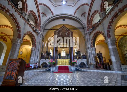 Milano, Italia. Interno della Basilica di Sant'Ambrogio Foto Stock