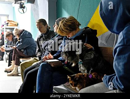 KIEV, UCRAINA - 17 NOVEMBRE 2024 - persone con animali domestici alloggiano in un rifugio antiaereo durante un allarme aereo causato da un attacco russo su larga scala di missili e droni, Kiev, capitale dell'Ucraina. Nel recente attacco di massa, le truppe russe hanno lanciato 210 obiettivi aerei - 120 missili e 90 droni - rivolti principalmente alle strutture del settore energetico in Ucraina. Le forze di difesa ucraine hanno abbattuto 102 razzi e 42 droni utilizzati dalle forze russe per attaccare l’Ucraina dalla sera del 16 novembre, mentre 41 droni sono scomparsi dai radar. A Kiev, due donne sono rimaste ferite nell'attacco russo di domenica 17 novembre. Foto Stock