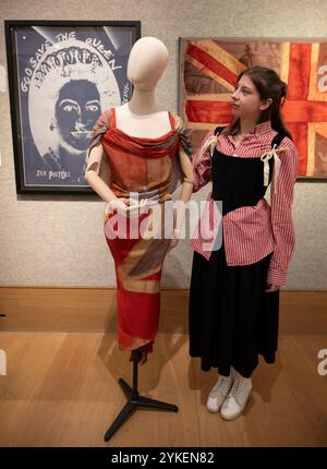 Bonhams, New Bond Street, Londra, Regno Unito. 18 novembre 2024. La vendita di Pop X Culture include oggetti d'arte, stampe, moda e cultura popolare e si svolge il 19 novembre. Le attrazioni principali includono: Vivienne Westwood (1941-2022) Gold Label. Abito in seta Diamond Jubilee, Red Carpet Capsule Collection, 2012, stima: £600-800. Realizzata per celebrare il Giubileo di diamante della regina Elisabetta II nel 2012, segnando il suo 60° anno sul trono. Crediti: Malcolm Park/Alamy Live News Foto Stock