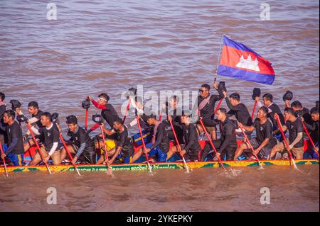 Phnom Penh celebra Bon Om Touk, il festival dell'acqua cambogiano, con una corsa di draghi sul fiume Tonle SAP. Phnom Penh, Cambogia. © Kraig Lieb Foto Stock
