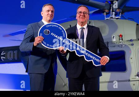 18 novembre 2024, Baviera, Donauwörth: Boris Pistorius (r, SPD), ministro federale della difesa, e Stefan Thomé, capo della Airbus Helicopters Germania, si riuniscono per una foto alla Airbus Helicopters durante la consegna del primo elicottero H145-M. Un anno fa, le forze armate tedesche hanno ordinato 62 elicotteri da Airbus per 2,5 miliardi di euro. Entro il 2028, la compagnia consegnerà i restanti elicotteri H145-M all'esercito e all'aeronautica tedesca e addestrerà i piloti. Foto: Sven Hoppe/dpa Foto Stock