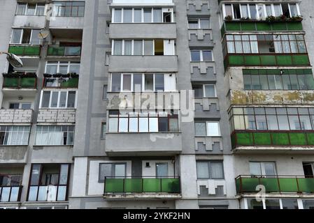 Appartamento post sovietico costruito nell'era comunista, condomini in cemento Foto Stock