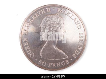 Isole Falkland 1982 50p Queen Elizabeth II Liberation from Argentina Forces Coin mostrando la testa della regina su uno sfondo bianco Foto Stock