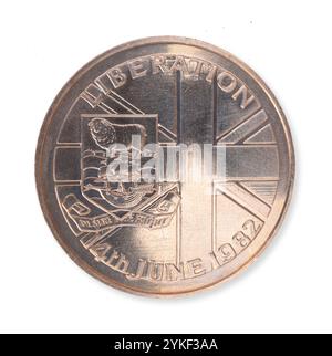 Isole Falkland 1982 50p Queen Elizabeth II Liberation from Argentina Forces Coin che mostra la coda della moneta su sfondo bianco Foto Stock