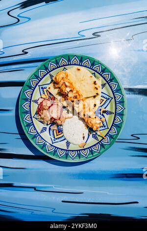 Una vivace gamma di piatti della cucina mediterranea con spiedini di gamberi, pane pita, riso con mandorle e un'insalata di barbabietole. Foto Stock