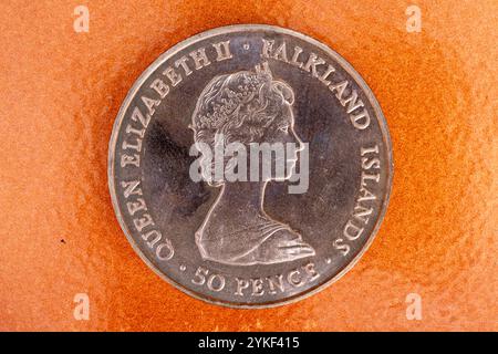 Isole Falkland 1982 50p Queen Elizabeth II Liberation from Argentina Forces Coin mostrando la testa della regina Foto Stock
