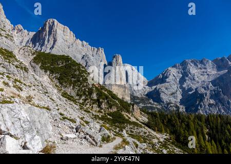 Il Monte Civetta nelle Dolomiti è un monte di rilievo noto per le sue pareti rocciose verticali e la bellezza alpina. Paesaggio panoramico delle Alpi Dolomiti Foto Stock