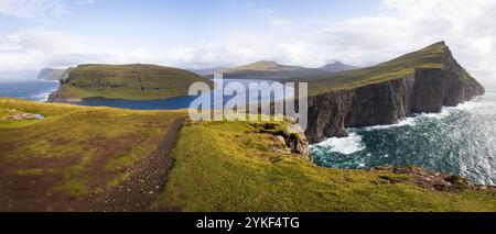 Fotografie panoramiche di Leitisvatn, il lago galleggiante sopra l'oceano, la scogliera di Traelanipa e la cascata Bosdalafossur nell'isola di Vagar Foto Stock
