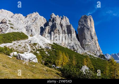 Il Monte Civetta nelle Dolomiti è un monte di rilievo noto per le sue pareti rocciose verticali e la bellezza alpina. Paesaggio panoramico delle Alpi Dolomiti Foto Stock