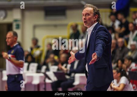 Busto Arsizio, Italia. 17 novembre 2024. Lorenzo Bernardi allenatore di Igor Gorgonzola Novara reagisce durante la partita femminile di Volley serie A 2024/25 tra UYBA Eurotek Volley Busto Arsizio e Igor Gorgonzola Novara all'e-Work Arena. Punteggio finale UYBA Eurotek Volley Busto Arsizio 3 | 0 Igor Gorgonzola Novara. (Foto di Fabrizio Carabelli/SOPA Images/Sipa USA) credito: SIPA USA/Alamy Live News Foto Stock