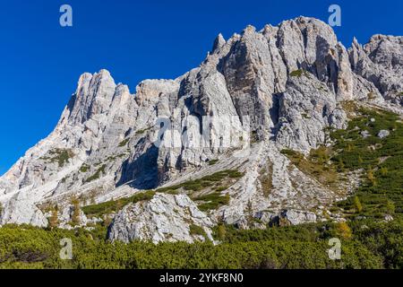 Il Monte Civetta nelle Dolomiti è un monte di rilievo noto per le sue pareti rocciose verticali e la bellezza alpina. Paesaggio panoramico delle Alpi Dolomiti Foto Stock