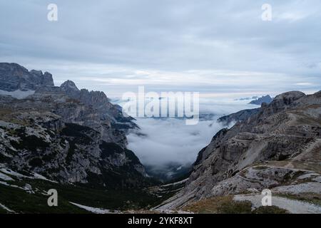 Splendida alba sulle tre Cime di Lavaredo nelle Dolomiti, le maestose vette si innalzano sopra un mare di nuvole, creando un paesaggio mozzafiato e tranquillo Foto Stock