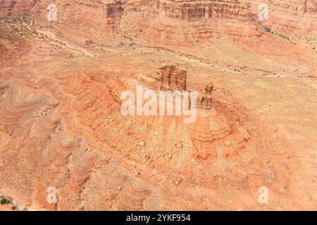Vista dall'alto che cattura gli intricati schemi e l'erosione unica delle formazioni di roccia rossa nel deserto dello Utah, Stati Uniti. Questo scatto aereo da un drone si evidenzia Foto Stock