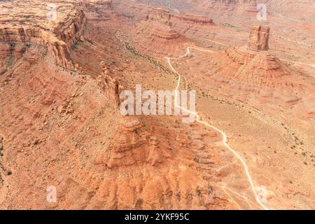 Dall'alto, questa fotografia aerea mostra lo splendido e arido paesaggio del deserto dello Utah con tortuose strade sterrate e caratteristiche formule geologiche Foto Stock