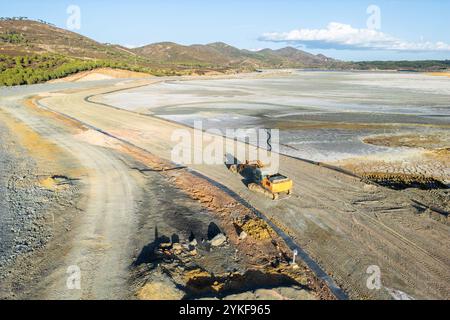 Lo scatto aereo cattura la vasta miniera di Rio Tinto a Huelva, in Spagna, con un bulldozer su un terreno strutturato con colori contrastanti. Foto Stock