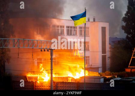 Domani, 19 novembre 2024 l'Ucraina sarà in guerra da 1000 giorni. Bandiera Ucraina vista di fronte al fumo intenso che sta salendo dal fuoco su Kiev dopo gli attacchi missilistici russi contro l'Ucraina, immagine scattata il 2 settembre 2024. Città di Kiev *** domani, 19 novembre 2024 l'Ucraina sarà in guerra da 1000 giorni bandiera Ucraina vista di fronte a fumo denso che sta salendo dal fuoco su Kiev dopo gli attacchi missilistici russi sull'Ucraina, immagine scattata il 2 settembre 2024 città di Kiev Foto Stock