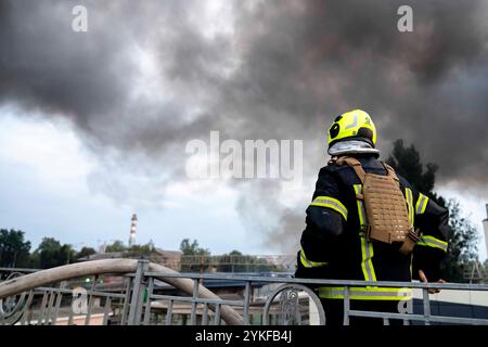 Kiev, Kiev, Ucraina. 18 novembre 2024. Domani, 19 novembre 2024 l'Ucraina sarà in guerra da 1000 giorni. Servizi di emergenza in loco a Kiev dopo gli attacchi missilistici russi in Ucraina, fumo denso che sale dal fuoco sullo sfondo, immagine scattata il 2 settembre 2024. (Credit Image: © Andreas Stroh/ZUMA Press Wire) SOLO PER USO EDITORIALE! Non per USO commerciale! Foto Stock