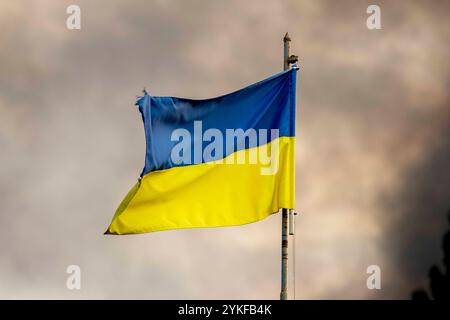 Kiev, Kiev, Ucraina. 18 novembre 2024. Domani, 19 novembre 2024 l'Ucraina sarà in guerra da 1000 giorni. Bandiera Ucraina vista di fronte al fumo intenso che sta salendo dal fuoco su Kiev dopo gli attacchi missilistici russi contro l'Ucraina, immagine scattata il 2 settembre 2024. (Credit Image: © Andreas Stroh/ZUMA Press Wire) SOLO PER USO EDITORIALE! Non per USO commerciale! Foto Stock