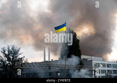 Domani, 19 novembre 2024 l'Ucraina sarà in guerra da 1000 giorni. Bandiera Ucraina vista di fronte al fumo intenso che sta salendo dal fuoco su Kiev dopo gli attacchi missilistici russi contro l'Ucraina, immagine scattata il 2 settembre 2024. Città di Kiev *** domani, 19 novembre 2024 l'Ucraina sarà in guerra da 1000 giorni bandiera Ucraina vista di fronte a fumo denso che sta salendo dal fuoco su Kiev dopo gli attacchi missilistici russi sull'Ucraina, immagine scattata il 2 settembre 2024 città di Kiev Foto Stock