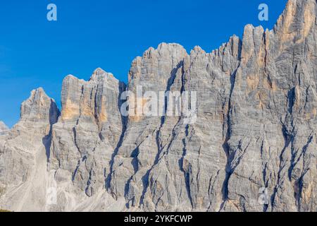 Il Monte Civetta nelle Dolomiti è un monte di rilievo noto per le sue pareti rocciose verticali e la bellezza alpina. Paesaggio panoramico delle Alpi Dolomiti Foto Stock