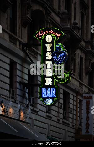 Un bellissimo cartello al neon vecchio stile per il Mermaid Oyster Bar in Midtown Manhattan sulla 43a strada in Times Square. Foto Stock