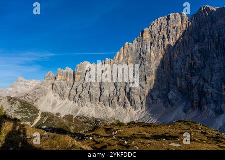 Il Monte Civetta nelle Dolomiti è un monte di rilievo noto per le sue pareti rocciose verticali e la bellezza alpina. Paesaggio panoramico delle Alpi Dolomiti Foto Stock