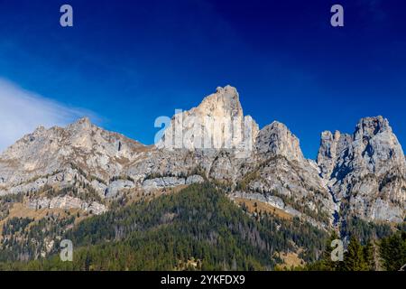 Il Monte Civetta nelle Dolomiti è un monte di rilievo noto per le sue pareti rocciose verticali e la bellezza alpina. Paesaggio panoramico delle Alpi Dolomiti Foto Stock