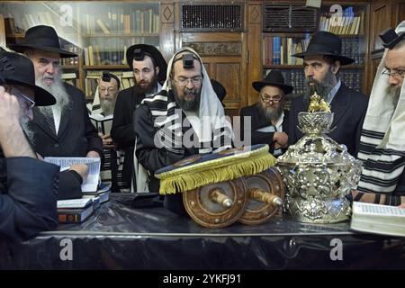 Una religiosa ebraica uomo di recitare il Qaddish sul giorno del suo figlio bar mitzvà in Crown Heights, Brooklyn, New York Foto Stock