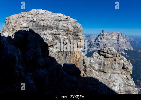 Il Monte Civetta nelle Dolomiti è un monte di rilievo noto per le sue pareti rocciose verticali e la bellezza alpina. Paesaggio panoramico delle Alpi Dolomiti Foto Stock