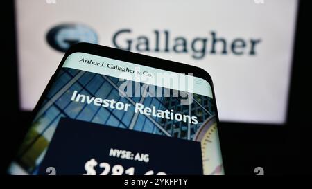Germania. 13 agosto 2024. In questa immagine, uno smartphone con il sito web della compagnia assicurativa statunitense Arthur J. Gallagher Co. (AJG) è visto davanti al logo aziendale. Credito: SOPA Images Limited/Alamy Live News Foto Stock