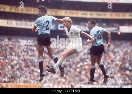 FOTO ARCHIVIO: Klaus FICHTEL avrà 80 anni il 19 novembre 2024, scena di gioco, azione con (da sinistra a destra) Atilio Genaro ANCHETA (URU), Klaus FICHTEL (BRD) e Juli CORTEZ (URU); Coppa del mondo di calcio 1970 in Messico, partita per il 3 ° posto Repubblica Federale di Germania (BRD) - Uruguay (URU) 1:0, il 20 giugno 1970 a città del Messico. ? Foto Stock