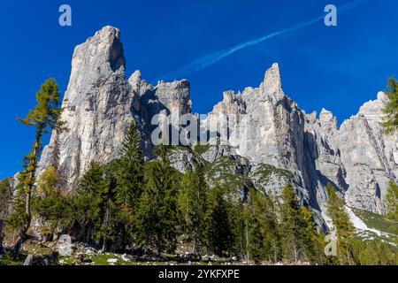 Il Monte Civetta nelle Dolomiti è un monte di rilievo noto per le sue pareti rocciose verticali e la bellezza alpina. Paesaggio panoramico delle Alpi Dolomiti Foto Stock