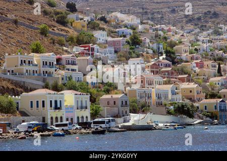 Il porto portuale della città di Symi sull'isola greca di Symi nella catena di isole del Dodecaneso, con le sue case colorate in stile neoclassico. Foto Stock