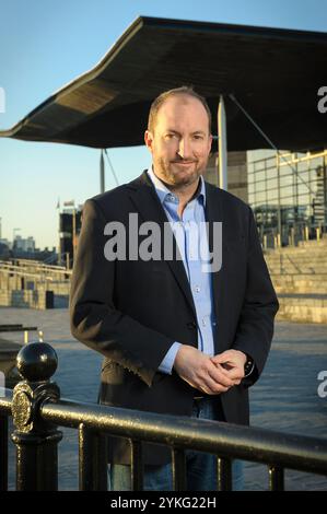 Giornalista presentatore Guto Harri CBE. Nella foto di Cardiff Bay. Harri fu nominato direttore delle comunicazioni da Boris Johnston. Foto Stock