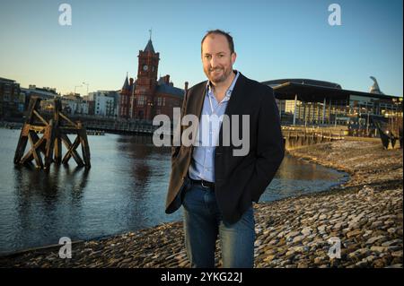 Giornalista presentatore Guto Harri CBE. Nella foto di Cardiff Bay. Harri fu nominato direttore delle comunicazioni da Boris Johnston. Foto Stock