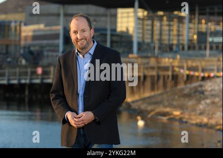 Giornalista presentatore Guto Harri CBE. Nella foto di Cardiff Bay. Harri fu nominato direttore delle comunicazioni da Boris Johnston. Foto Stock