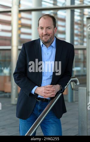 Giornalista presentatore Guto Harri CBE. Nella foto di Cardiff Bay. Harri fu nominato direttore delle comunicazioni da Boris Johnston. Foto Stock