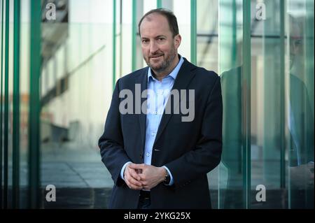 Giornalista presentatore Guto Harri CBE. Nella foto di Cardiff Bay. Harri fu nominato direttore delle comunicazioni da Boris Johnston. Foto Stock