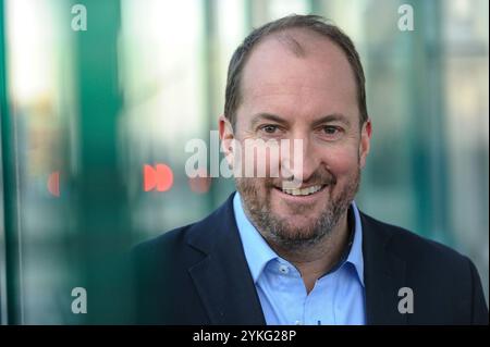 Giornalista presentatore Guto Harri CBE. Nella foto di Cardiff Bay. Harri fu nominato direttore delle comunicazioni da Boris Johnston. Foto Stock