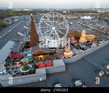 Mercatino di Natale, luci e alberi al Cheshire Oaks Designer Outlet, Wirral, Inghilterra Foto Stock