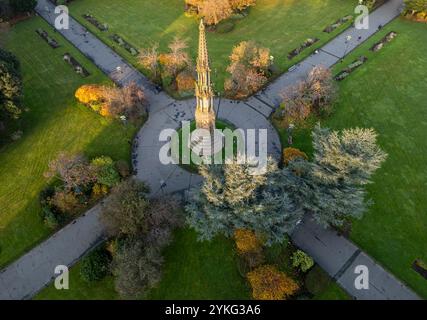 Hamilton Square Gardens e il monumento della regina Vittoria, Birkenhead, Merseyside, Inghilterra Foto Stock