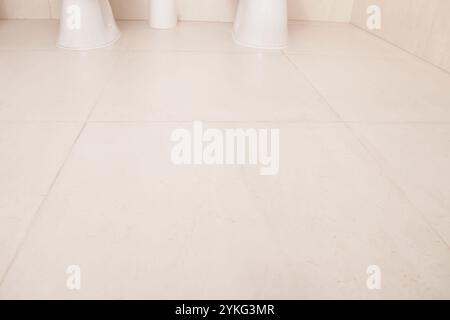Grande sfondo bianco del pavimento. Bagno pulito, WC, toilette e servizi igienici. Vista dall'alto Foto Stock