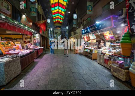 Si tratta del famoso mercato di Nishiki, una popolare destinazione turistica nell'area del centro citta' il 22 giugno 2023 a Kyoto, in Giappone Foto Stock