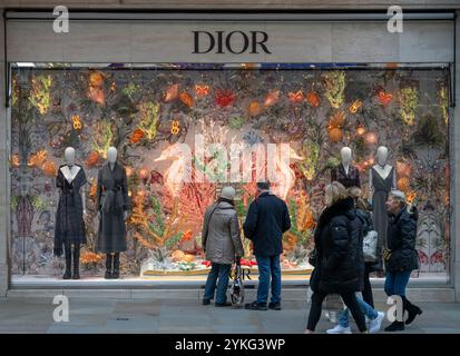 Mayfair, Londra, Regno Unito. 18 novembre 2024. Le decorazioni natalizie e le vetrine del Mayfair di Londra aggiungono colore a una giornata grigia. Facciata di Dior su New Bond Street. Crediti: Malcolm Park/Alamy Live News Foto Stock