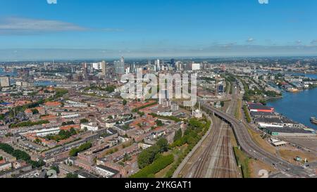 Ampia vista aerea delle zone residenziali e industriali di Rotterdam, con connettività urbana e corsi d'acqua Foto Stock