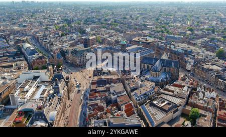 Splendida vista aerea del centro storico di Amsterdam, con architettura iconica, piazze animate e intricati canali. Foto Stock