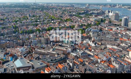 Splendida vista aerea del paesaggio storico di Amsterdam con l'iconica architettura olandese, i vivaci tetti rossi e gli affascinanti canali. Perfetto per i viaggi, Foto Stock