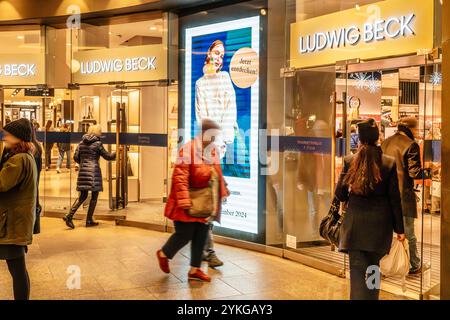 Kaufhaus Ludwig Beck am Marienplatz, München, novembre 2024 Deutschland, München, novembre 2024, Kaufhaus Ludwig Beck am Marienplatz, Innenstadt, Kunden am Eingang, Einzelhandel, Wirtschaft, Bayern, bayerisch, aussen, Vorweihnachtszeit, *** grandi magazzini Ludwig Beck a Marienplatz, Monaco di Baviera, novembre 2024 Germania, Monaco di Baviera, novembre 2024, grandi magazzini Ludwig Beck a Marienplatz, centro città, clienti all'ingresso, vendita al dettaglio, economia, Baviera, Baviera, all'aperto, prima della stagione natalizia, Foto Stock
