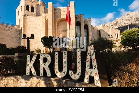 Vista del Museo Skanderbeg di Kruja, Albania, in onore dell'eroe nazionale Gjergj Kastrioti Skanderbeg. Castello di Kruja, cittadella storica e National Hi Foto Stock